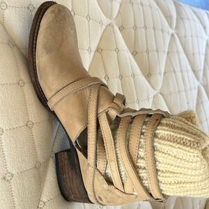 Women’s Freebird leather boots by Steven distressed / made in mexico.    Size 9.